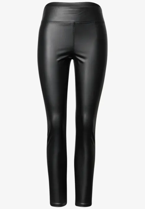 Schwarze, eng anliegende Lederleggings mit hohem Bund