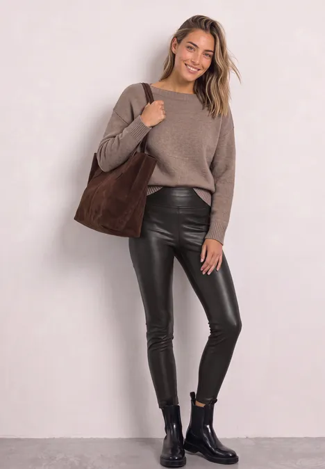 Leggings in Leder-Optik black coffee Junge Frau in lässigem Look: kuscheliger Pullover, schwarze Lederleggings, Stiefeletten und große Wildleder-Tasche.