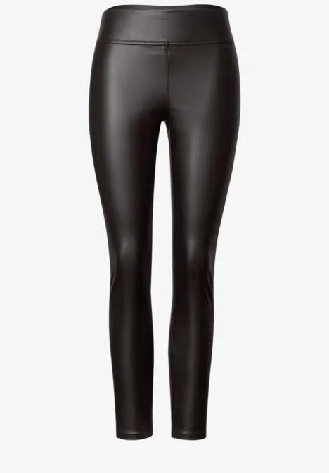 Leggings in Leder-Optik black coffee Schwarze, figurbetonte Leggings aus glänzendem Kunstleder.