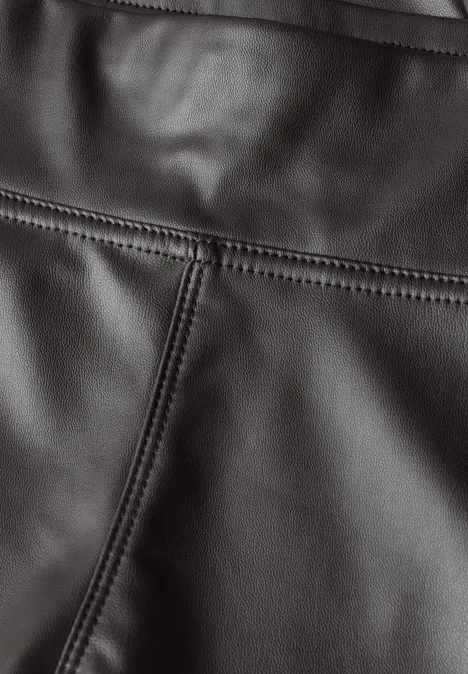 Leggings in Leder-Optik black coffee Nahaufnahme von schwarzem Leder mit akkuraten Nähten und sichtbarer Textur.