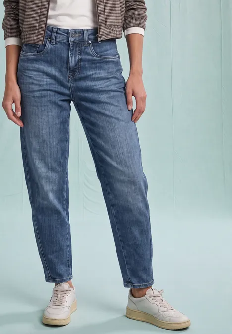 High Waist Barrel Leg Jeans im Loose Fit Medium Blue Destory Washed Eine Person trägt blaue Jeans und weiße Sneaker vor hellem Hintergrund.