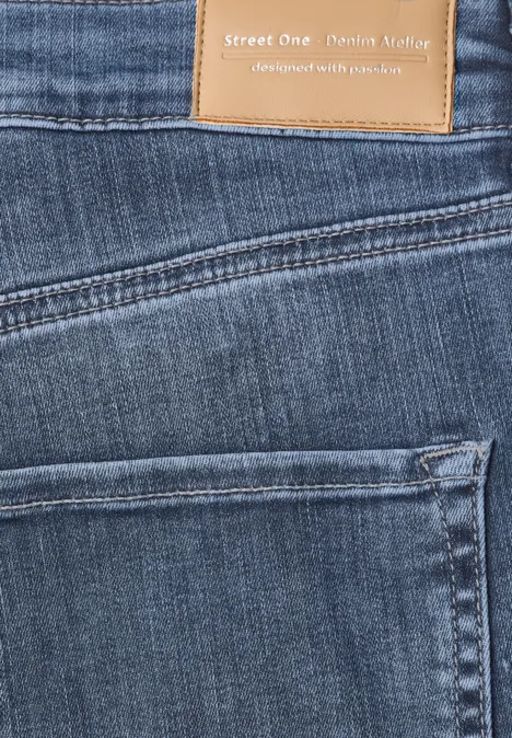 High Waist Barrel Leg Jeans im Loose Fit Medium Blue Destory Washed Nahaufnahme einer blauen Jeans mit Gesäßstasche und Lederpatch 'Street One'.