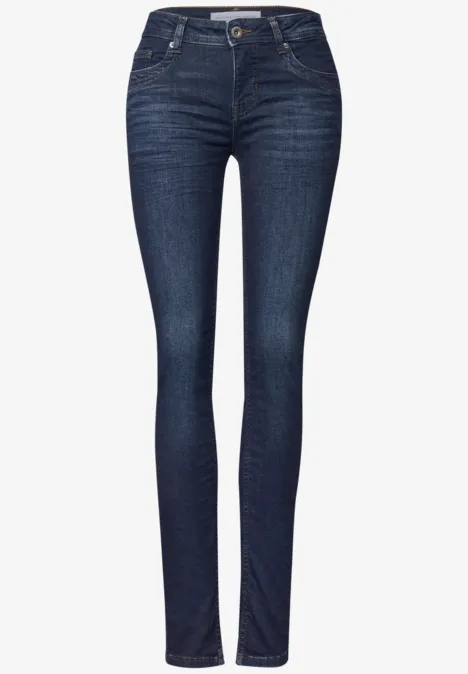 Jean skinny bleu foncé pour femme, cinq poches, fermeture par bouton et braguette, coupe ajustée.