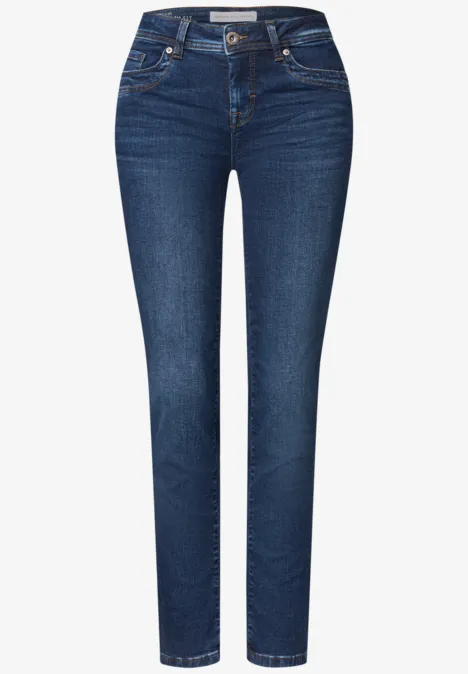 Blaue, schmal geschnittene Damenjeans mit klassischer Knopfleiste und fünf Taschen.