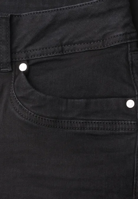 Schwarzer Jeans-Vordertaschenbereich mit Nahtdetails und Metallnieten.