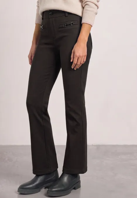 High Waist Bootcut-broek met Slim Fit-pasvorm black coffee Schlichte, dunkelbraune Hose mit leicht ausgestelltem Bein, kombiniert mit schwarzen Stiefeletten.
