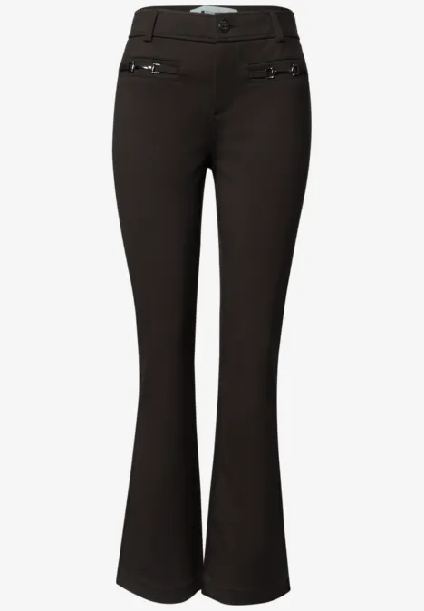High Waist Bootcut-broek met Slim Fit-pasvorm black coffee Schwarze Bootcut-Hose mit Reißverschlusstaschen und schmaler Taille.
