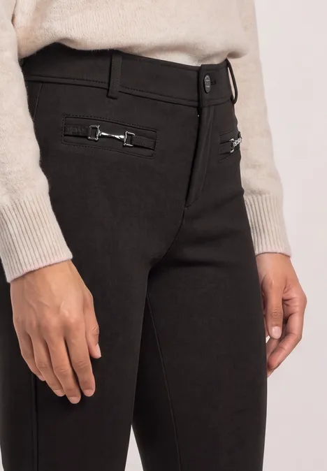High Waist Bootcut-broek met Slim Fit-pasvorm black coffee Schwarze, taillierte Hose mit silbernen Zier-Details vorne, kombiniert mit beigem Pullover