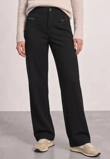 Broek met Mid Waist-taille en Straight Leg-pijpen in casual pasvorm Black Schwarze, gerade geschnittene Damenhose kombiniert mit bequemen Sneakern.