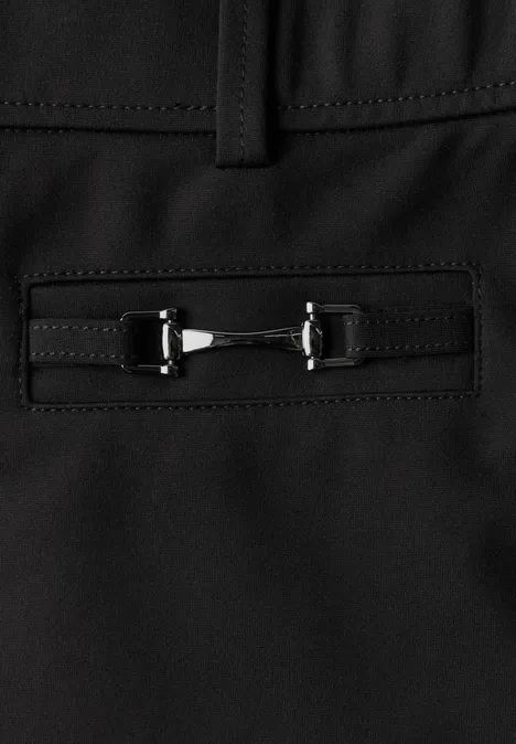 Broek met Mid Waist-taille en Straight Leg-pijpen in casual pasvorm Black Schwarzes Kleidungsdetail mit seitlichem Riemen und silberner Metall-Schnalle