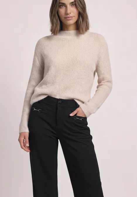 Broek met Mid Waist-taille en Straight Leg-pijpen in casual pasvorm Black Frau in beigem Pullover und schwarzer Hose mit Reißverschluss-Detail, eleganter Casual-Look.