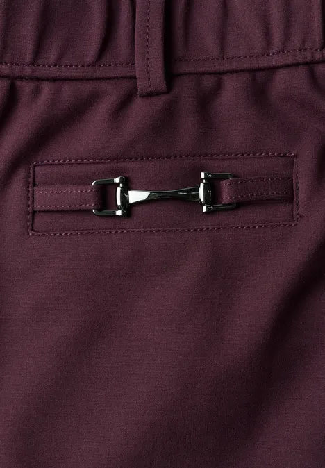 Mid Waist broek met rechte pijpen in casual pasvorm berry plum Detailaufnahme einer burgunderfarbenen Hose mit Zier-Schnalle am Gesäßtaschensaum.