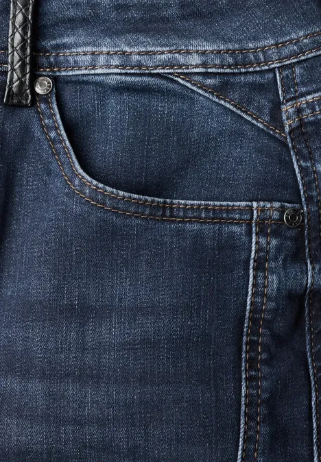 Relaxed Barrel Leg Jeans im Loose Fit Dark blue authentic washed Nahaufnahme einer blauen Jeans mit sichtbarer Hosentasche und Gürtelschlaufe.