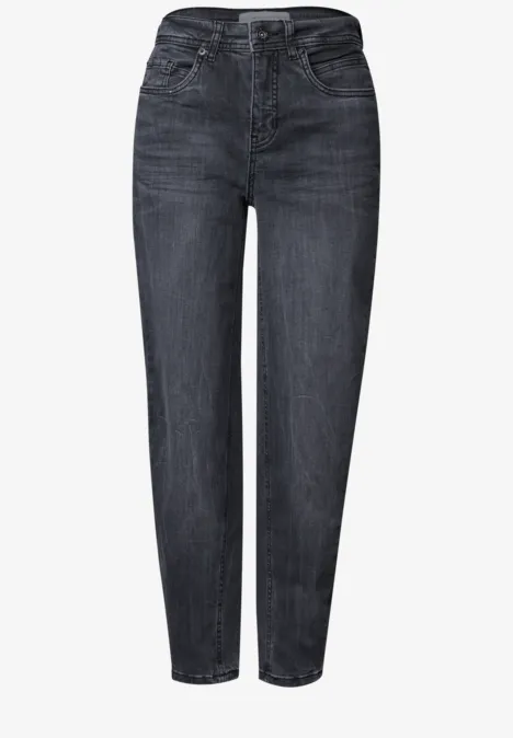 Jean noir taille haute à coupe droite et effet légèrement délavé.