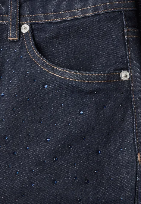 Jeans met High Waist en Wide Leg pijpen in een Loose Fit pasvorm Rinse Washed Dunkle Jeans mit seitlicher Tasche, verziert mit kleinen, glänzenden, blauen Strasssteinchen.