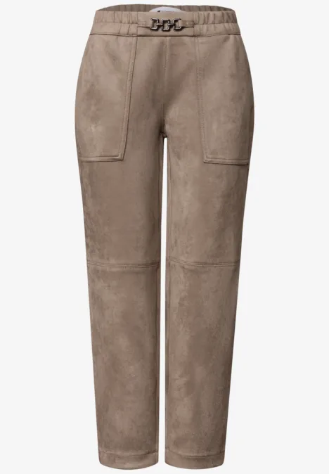 Pantalon marron en imitation suède, taille haute, poches plaquées.