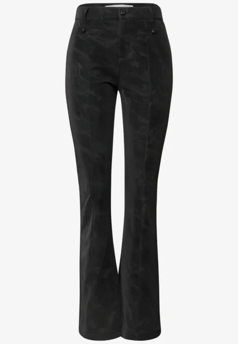 High Waist Bootcut Hose im Slim Fit Black Schwarze, hoch taillierte Cordhose mit ausgestellten Beinen und Knopfverschluss.