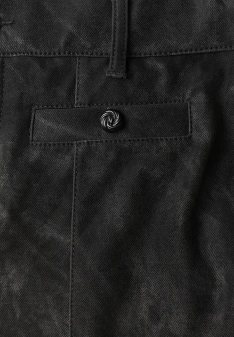 High Waist Bootcut Hose im Slim Fit Black Nahaufnahme einer schwarzen Ledertasche mit Klappe und Knopf.