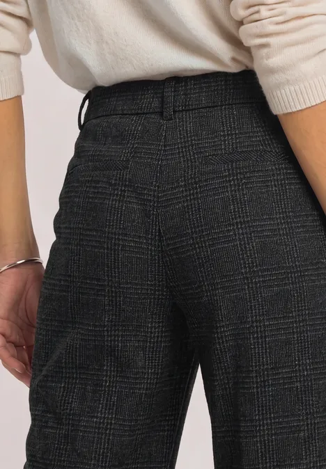 Bermuda met High Waist en Wide Leg pijpen in casual pasvorm Black Rückenansicht einer Person in cremefarbenem Pullover und karierten, dunkelgrauen Stoffhosen.