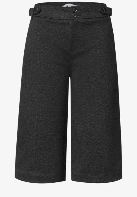 Bermuda met High Waist en Wide Leg pijpen in casual pasvorm Black Schwarze Culotte-Hose mit weitem Bein, hohem Bund und Taillendetail.