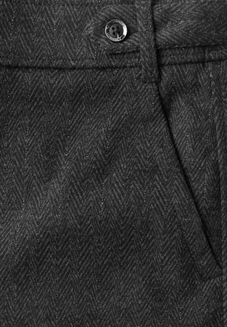 Bermuda met High Waist en Wide Leg pijpen in casual pasvorm Black Detailaufnahme einer dunkelgrauen Hose mit Fischgrätmuster und Eingrifftasche samt Knopf.