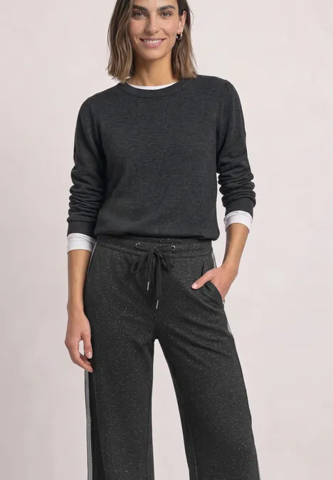 Broek met High Waist en Wide Leg pijpen in een Loose Fit pasvorm Black Eine Frau trägt einen dunklen Pullover und lockere, weite Sweatpants mit Kordelzug.