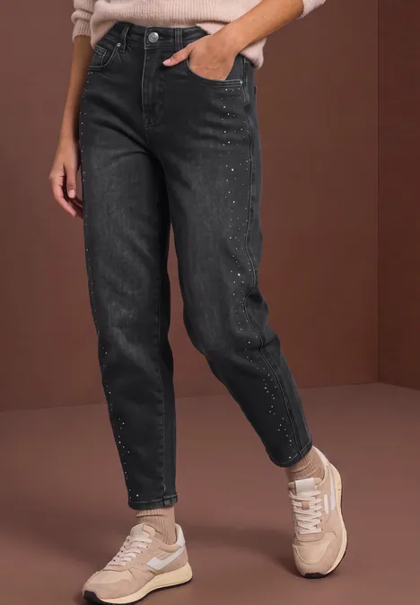 High Waist Barrel Leg Jeans im Loose Fit grey washed Person trägt schwarze Jeans und beigefarbene Sneaker vor braunem Hintergrund