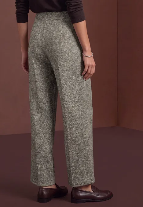 Pantalon taille haute à jambes larges, coupe décontractée bark brown Rückansicht einer Person in grauen, weiten Hose und braunen Lederschuhen vor neutralem Hintergrund.