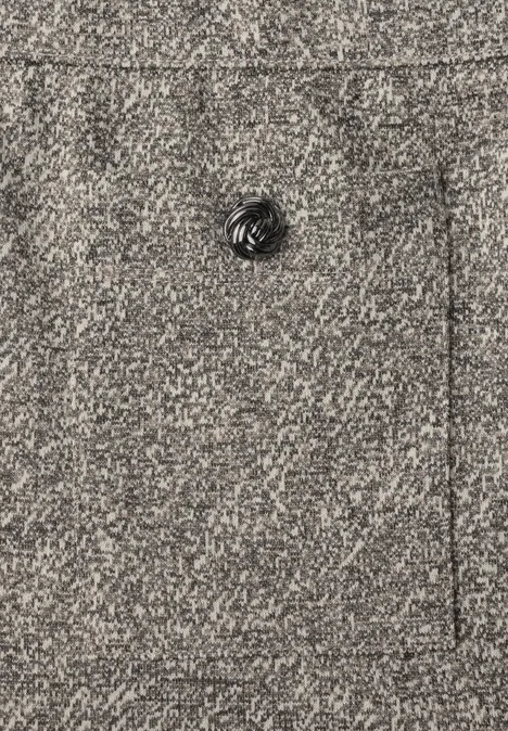 Pantalon taille haute à jambes larges, coupe décontractée bark brown Nahaufnahme eines grauen Wollstoffs mit einem schwarzen, geriffelten Knopf.