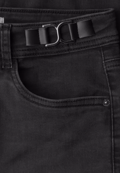 Bootcut-jeans met Mid Waist-taille in Slim Fit Black Washed Schwarze Jeans mit sichtbarer Vorderhosentasche und dekorativem Metallverschlussdetail.