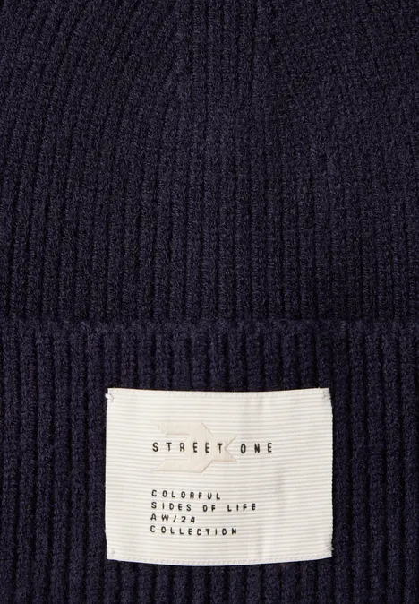 Beanie mit Badge deep tint blue