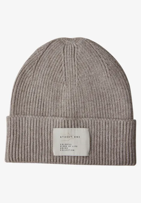 Beanie mit Badge mocha beige mel.