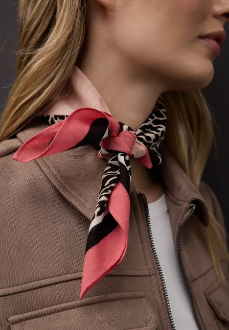 Leo-Bandana striking coral