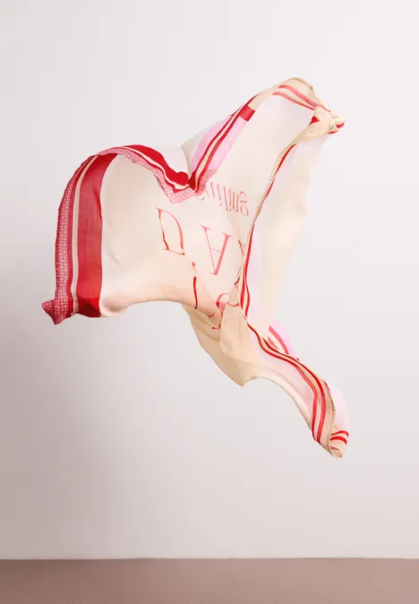 Tuch aus Modal mit Wording salsa red