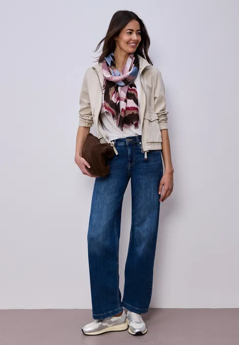 Sjaal met veelkleurig patroon en tekst multicolor Sjaal met veelkleurig patroon en tekst multicolor