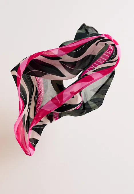 Schwebender, gemusterter Seidenschal in Pink-, Schwarz- und Weißtönen vor hellem Hintergrund.