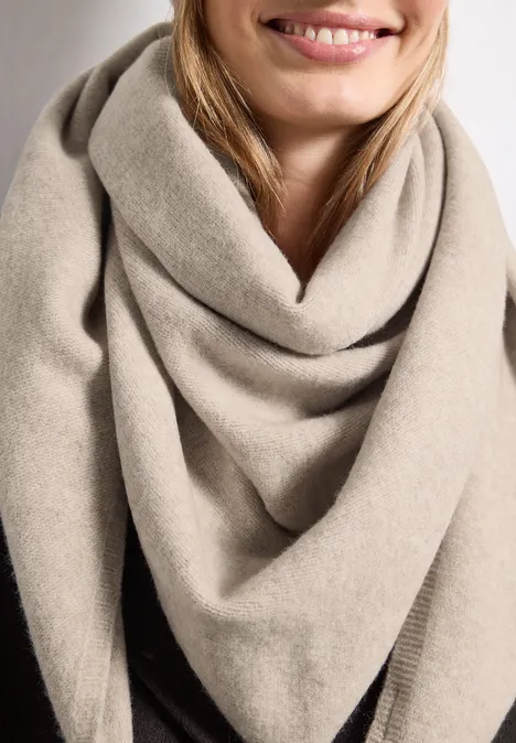 Feinstrick Dreieckstuch in Unifarbe Soft Sand Mel. Beige Dreiecksschal aus weichem Stoff, um den Hals einer lächelnden Frau drapiert.