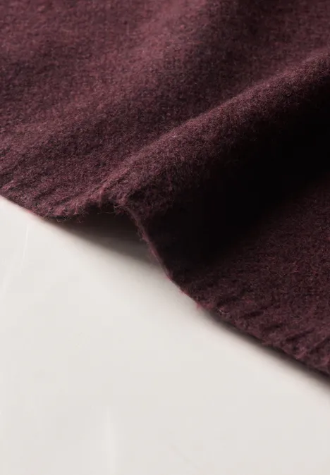 Écharpe triangulaire en maille fine, couleur unie rustic rouge mel.