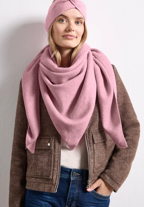 Feinstrick Dreieckstuch in Unifarbe vintage blush mel. Frau mit rosafarbenem Schal und passendem Turban, trägt braune Jacke und weiße Bluse.