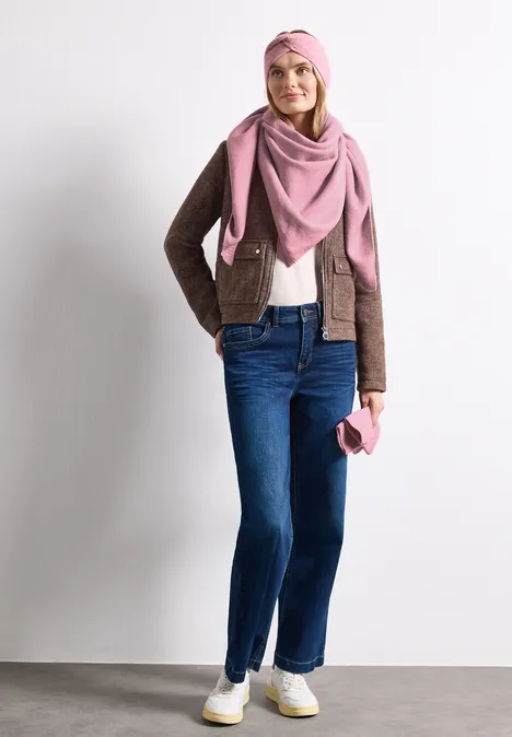 Feinstrick Dreieckstuch in Unifarbe vintage blush mel. Eine Frau trägt eine braune Jacke, blaue Jeans, rosa Schal und Mütze und hält eine rosafarbene Tasche.