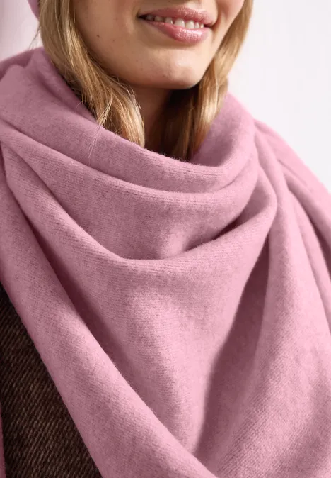 Feinstrick Dreieckstuch in Unifarbe vintage blush mel. Ein rosafarbener, flauschiger Wollschal liegt locker um den Hals einer Person.