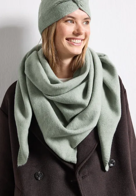 Feinstrick Dreieckstuch in Unifarbe eucalyptus green mel. Frau in dunkelbraunem Mantel mit großem pastellgrünem Dreiecksschal und passendem Turban-Stirnband