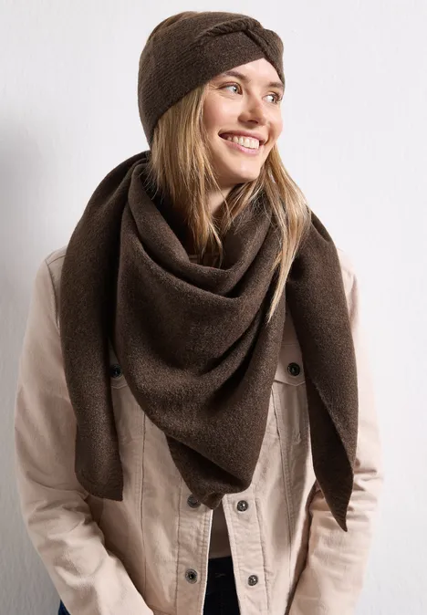 Feinstrick Dreieckstuch in Unifarbe auburn brown mel. Lächelnde Frau im braunen Dreieckstuch und Stirnband, trägt eine beige Jacke.