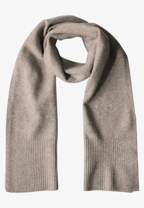 Écharpe longue en maille fine, couleur unie Sandy Mocca Mel.
