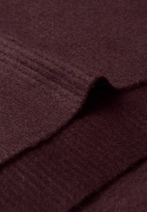 Longue écharpe en maille fine, couleur unie rustic rouge mel.