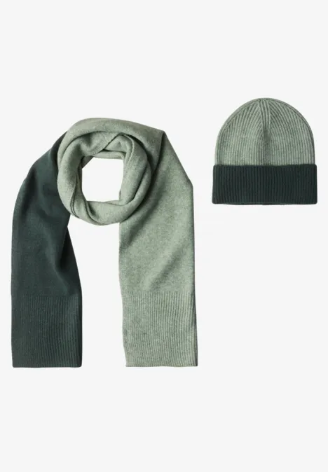 Bonnet en maille fine au look « color block » mossbound green