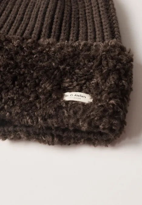 Gebreide muts met teddy-details auburn brown