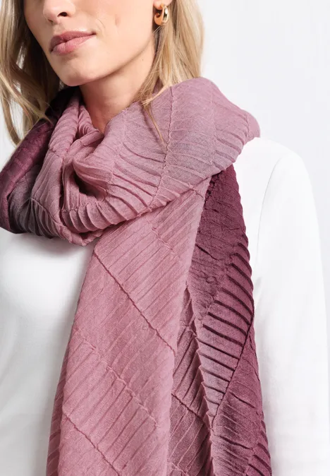 Lange sjaal met kleurverloop rustic rouge Zweifarbiger rosa Schal mit feinen Falten, getragen über einem weißen Oberteil.