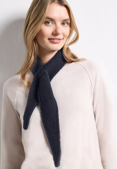 Mini Dreieckstuch in Unifarbe indigo night Junge Frau mit blonden Haaren trägt cremefarbenen Pullover und dunkelblauen, flauschigen Schal, lächelnd.