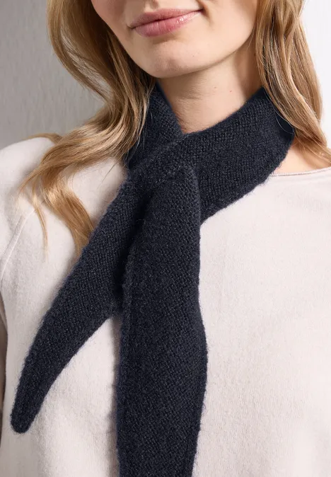 Mini Dreieckstuch in Unifarbe indigo night Frau in hellem Pullover trägt einen schwarzen, weichen Schal, vorne zu Schlaufe gebunden.